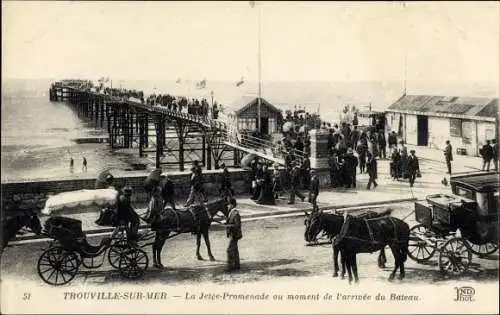 Ak Trouville sur Mer Calvados, La Jetee Promenade au moment de l'arrivee du Bateau