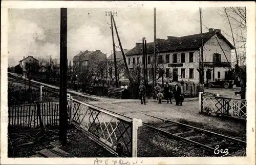 Ak Naucelle Aveyron, La Gare, Partie am Übergang, Gleise, Hotel