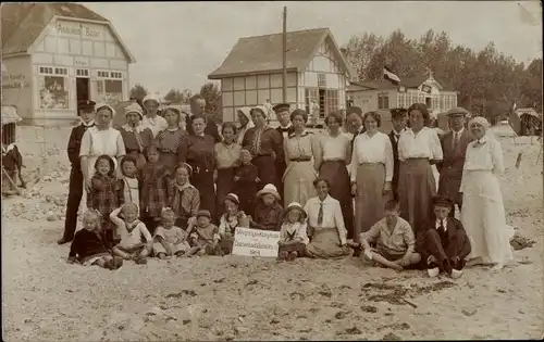 Foto Ak Ostseebad Grömitz in Holstein, Menschengruppe am Strand, Andenken Bazar