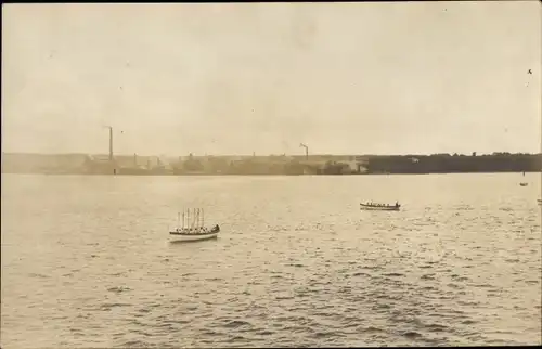 Foto Ak Hansestadt Kiel, Wasserpartie, Blick auf ein Schiff