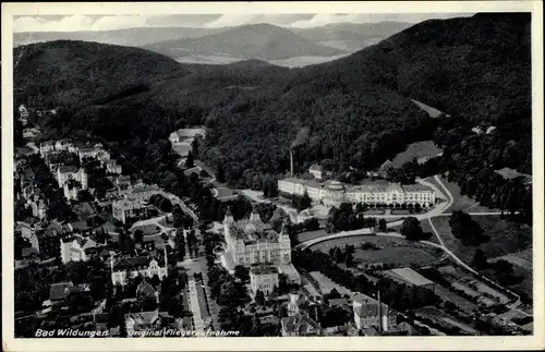 Ak Bad Wildungen in Nordhessen, Blick auf den Ort, Fliegeraufnahme