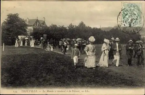 Ak Trouville Calvados, Le Monde se rendant a la Pelouse