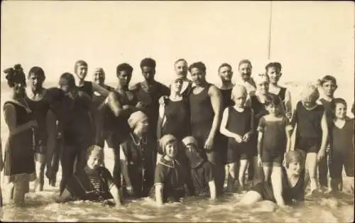 Foto Ak Trouville Calvados, Gruppenbild im Wasser