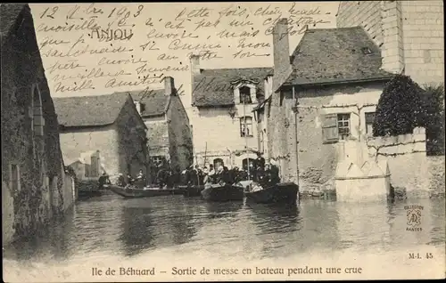 Ak Anjou Ile de Béhuard Maine-et-Loire, Sortie de messe en bateau pendant une crue