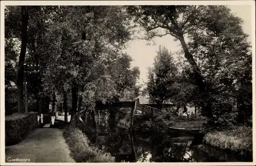 Ak Giethoorn Overijssel Niederlande, Ortspartie, Holzbrücke
