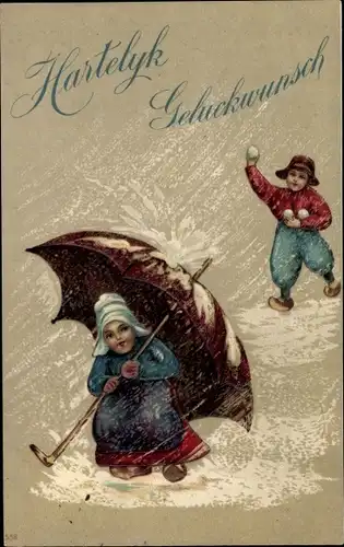 Präge Ak Glückwunsch, Schneeballschlacht, Mädchen unter dem Regenschirm versteckt
