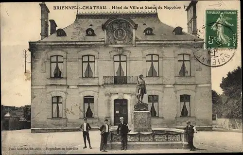 Ak Brienne le Château Aube, Hotel de Ville, Statue de Napoleon Ier