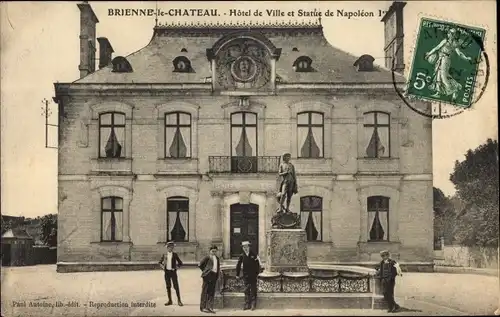 Ak Brienne le Château Aube, Hotel de Ville, Statue de Napoleon Ier