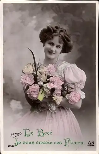 Ak Bocé Maine-et-Loire, Portrait einer Frau mit Blumenstrauß