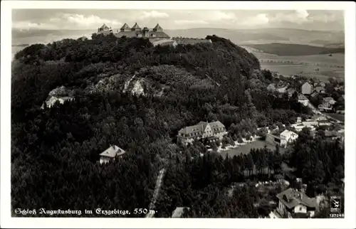 Ak Augustusburg im Erzgebirge, Fliegeraufnahme von Ort und Schloss, Klinke 13704