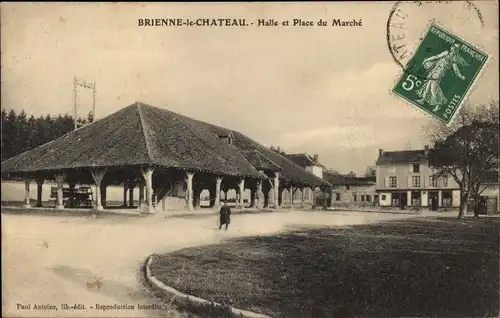 Ak Brienne le Château Aube, Halle et Place du Marché