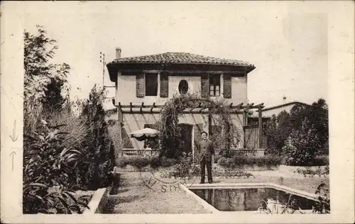 Ak Aix en Provence Bouches du Rhône, Mann vor einer Villa