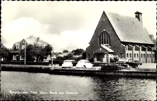 Ak Bergentheim Overijssel, Ned. Herv. Kerk met Pastorie