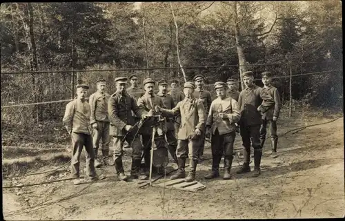 Foto Ak Deutsche Soldaten in Uniformen, Gruppenaufnahme