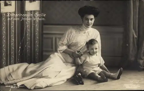 Ak Kronprinzessin Cecilie mit dem Prinzen Wilhelm