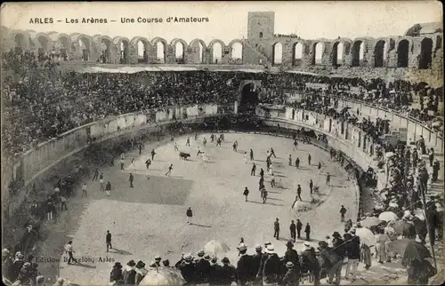 Ak Arles Bouches du Rhône, Les Arenes, course d'amateurs, Stierkampf