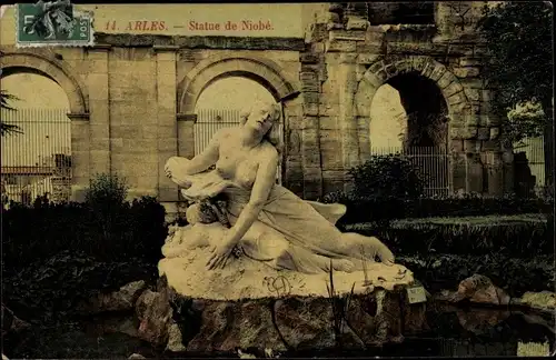 Ak Arles Bouches du Rhône, Statue de Niobe