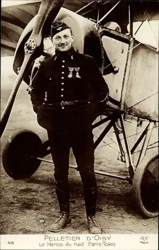 Ak Pelletier d'Oisy, Les Heros du raid Paris Tokio, Flugzeug, Pilot mit Orden