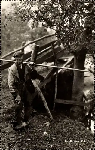 Foto Ak Giethoorn Overijssel Niederlande, Portrait eines Mannes, Holzbrücke