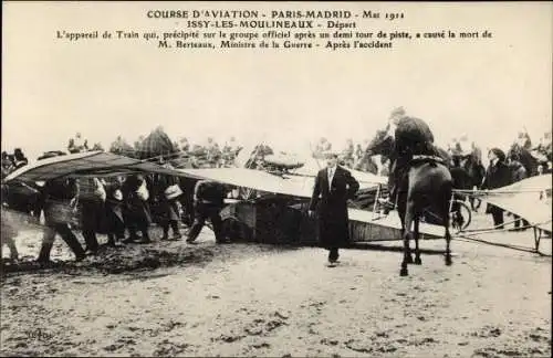 Ak Issy les Moulineux Hauts de Seine, Course d'Aviation Paris Madrid 1911, apres l'accident