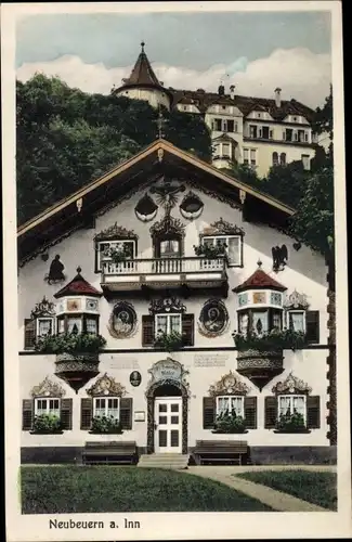 Ak Neubeuern in Oberbayern, Haus mit Fassadenmalerei