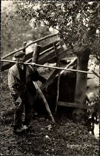 Ak Giethoorn Overijssel Niederlande, Portrait eines Mannes, Holzbrücke