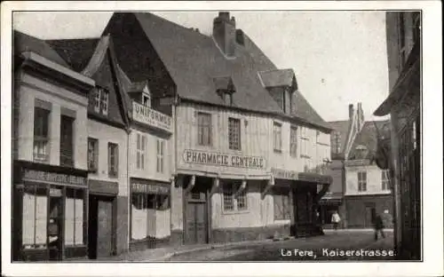 Ak La Fère Aisne, Blick von der Kaiserstraße nach dem Marktplatz mit der uralten Apotheke