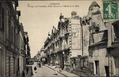 Ak Saumur Maine et Loire, Vestiges de l'ancienne Porte Neuve et l'Hotel de la Paix, Cacao van Houten