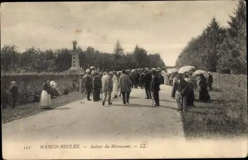 Ak La Bouille Seine Maritime, La Maison Brulee, Autour du Monument