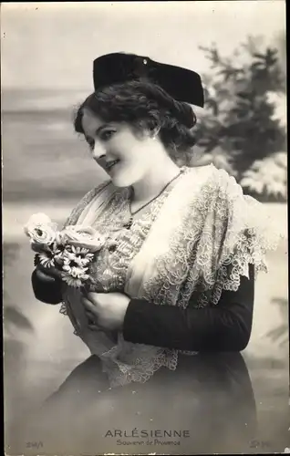 Ak Arles Bouches du Rhône, Arlesienne, Frau in Tracht