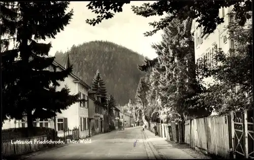 Ak Friedrichroda im Thüringer Wald, Straßenansicht, Berg, Wald