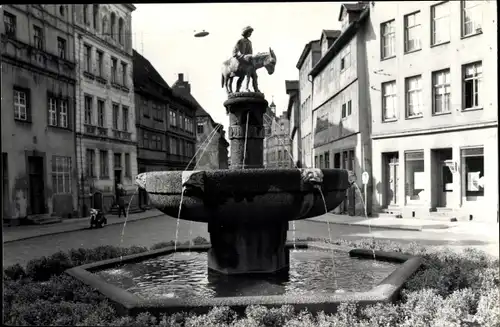 Ak Halle an der Saale, Straßenpartie, Partie am Brunnen