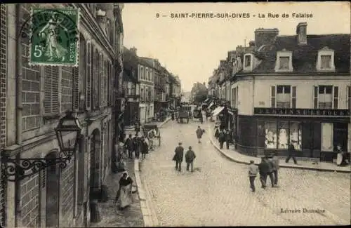 Ak Saint Pierre sur Dives Calvados, La Rue de Falaise