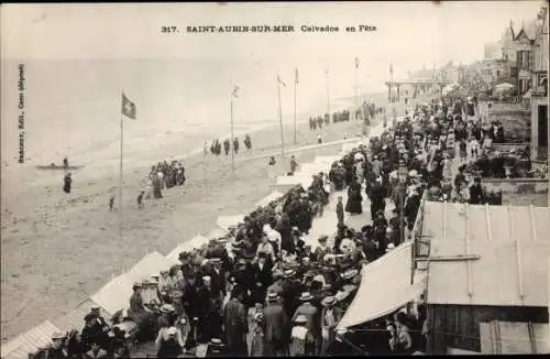 Ak Saint Aubin sur Mer Calvados, Fest, Besucher auf der Promenade, Strand