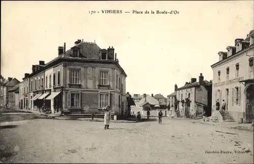 Ak Vihiers Maine et Loire, Place de la Boule d'Or