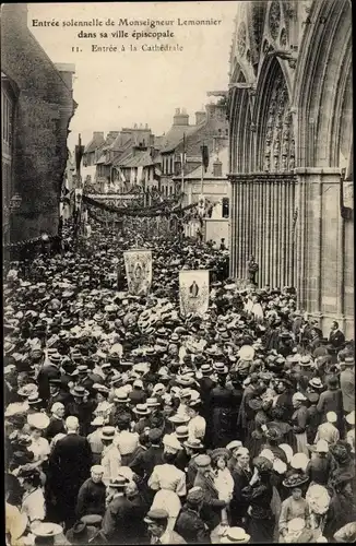 Ak Calvados, Monseigneur Lemonnier dans sa ville épiscopale, Entrée à la Cathedrale