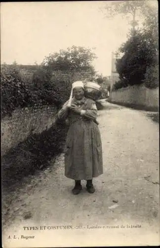 Ak Bayeux Calvados, Laitière revenant de la traite