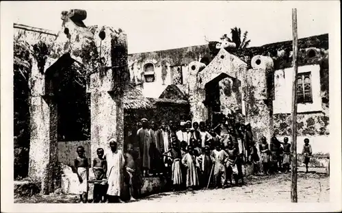 Ak Madagaskar Madagascar, Anwohner vor einem Gebäude