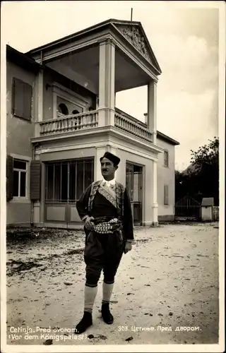 Ak Цетиње Cetinje Montenegro, Vor dem Königspalast, Mann in Tracht