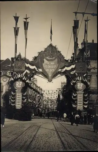 Ak Calvados, A nos glorieux soldats, Siegesparade 1919, Gleise