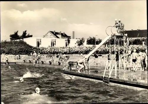 Ak Ronneburg in Thüringen, Sommerbad, Rutsche am Schwimmbecken
