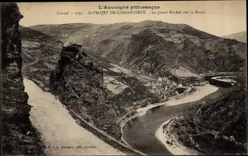 Ak Saint Projet de Cassaniouze Cantal, Le grand Rocher sur la Route