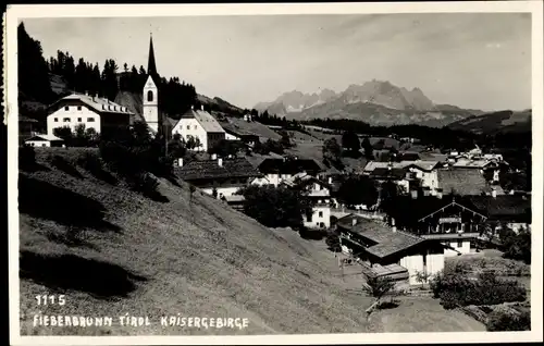 Ak Fieberbrunn in Tirol, Panorama, Kirche, Kaisergebirge