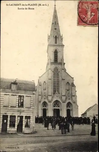 Ak Saint Laurent de la Plaine Maine-et-Loire, Sortie de Messe, eglise