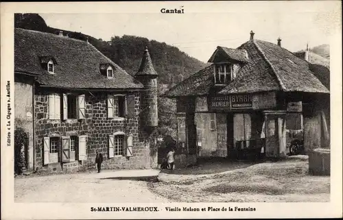 Ak Saint Martin Valmeroux Cantal, Vieille Maison et Place de la Fontaine