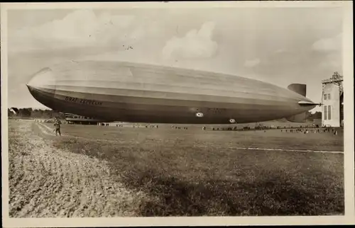 Ak Luftschiff LZ 127 Graf Zeppelin beim Aushallen