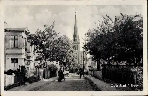 Ak Ostseebad Ahlbeck Heringsdorf auf Usedom, Straßenpartie zur Kirche