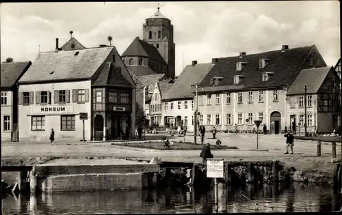 Ak Wolgast in Mecklenburg Vorpommern, Konsum, Kirche, Marktplatz