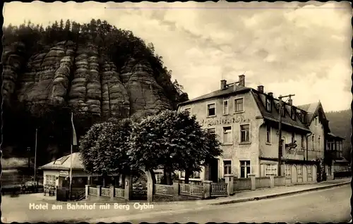 Ak Oybin in der Oberlausitz, Hotel am Bahnhof mit Berg Oybin