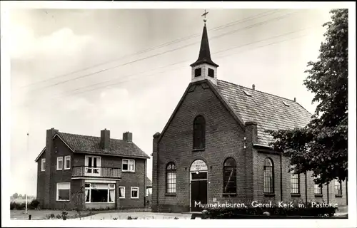 Ak Munnekeburen Friesland, Geref. Kerk met Pastorie